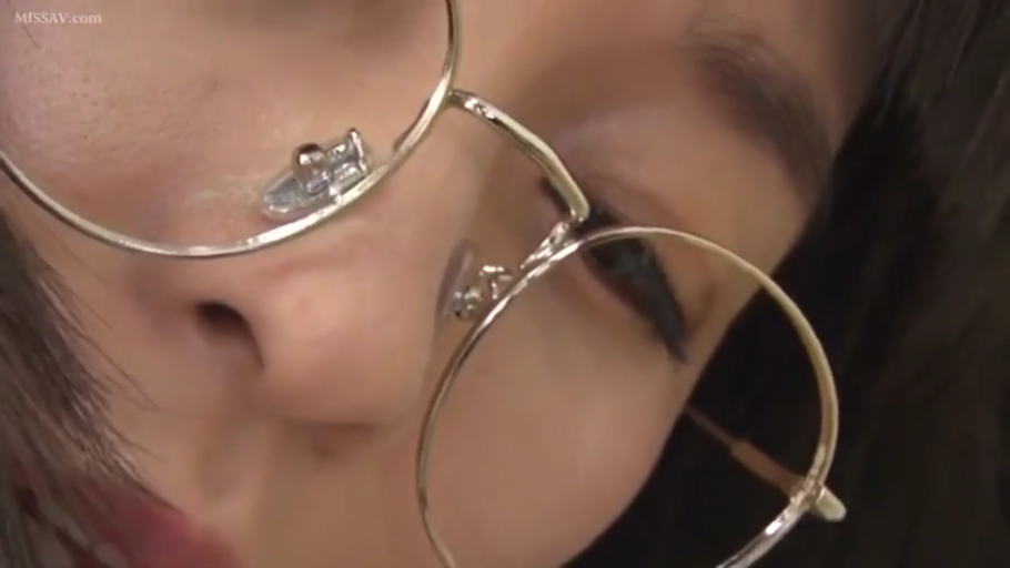 室内 · 面部 · 凝视 · 俯视 · 失神 · 金丝眼镜