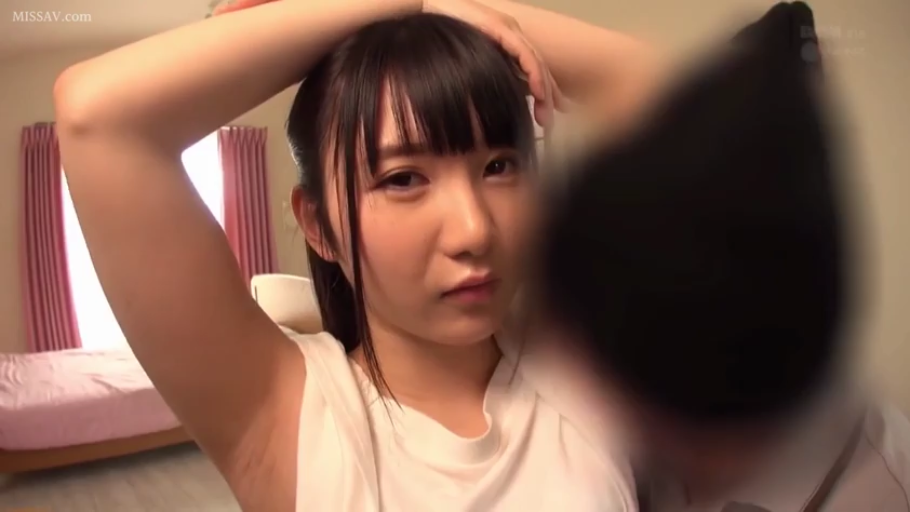 卧室 · 白色背心 · 举手 · 腋下