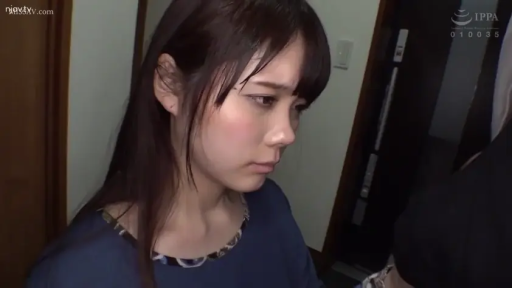 过道 · 委屈 · 站立 · 面部特写 · 等待 · 黑长直 · 蓝色印花上衣 · 墙壁开关