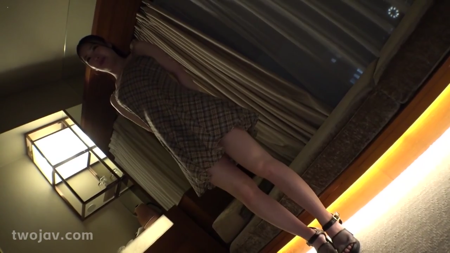 全身视角 · 站立 · 展示 · 微笑 · 酒店房间 · 格纹短裙