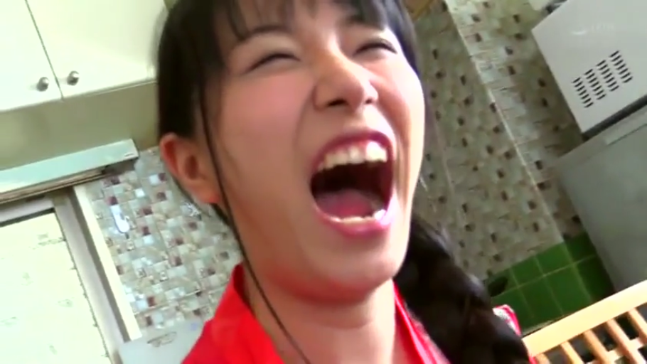 臉部特寫 · 厨房 · 仰头 · 红色衣服