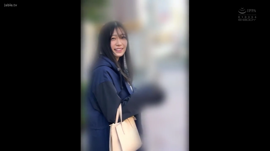 站立 · 半身 · 屋外 · 连帽外套