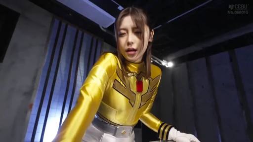 上半身特写 · 俯身前倾 · 室内影棚 · 迷离痛苦 · 女英雄角色扮演 · 黄色紧身战队服 · 喘息挣扎 · 腰带手套