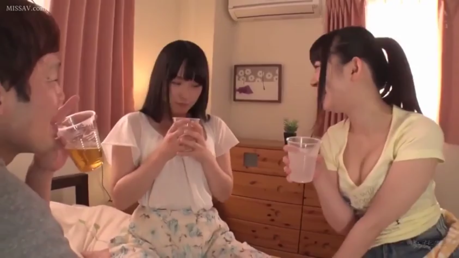 坐姿 · 卧室 · 微笑 · 饮酒 · 居家服 · 塑料杯 · 2女1男