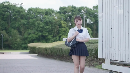 校服 · 平静 · 清纯 · 户外 · 走姿 · 书包 · 走路 · 全身照