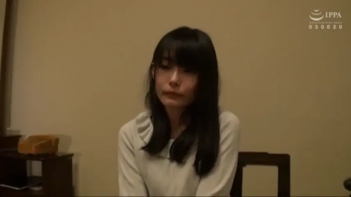 室内 · 坐姿 · 半身 · 拘谨 · 对话 · 白色毛衣 · 黑长直