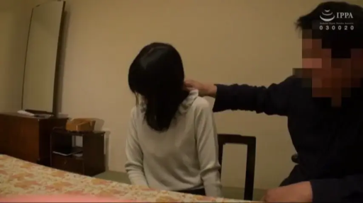 座り姿勢 · 中景 · 部屋 · 抚摸 · 毛衣