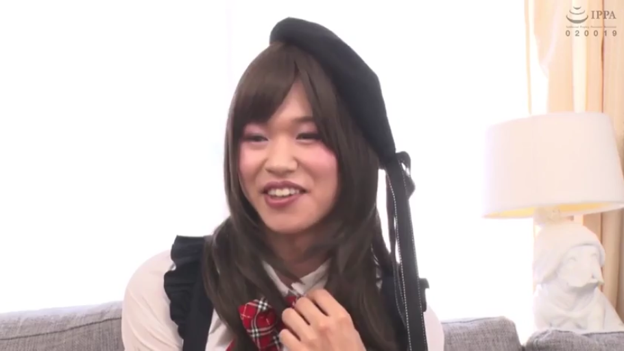 室内 · 坐姿 · 特写 · 微笑 · 领结 · 贝雷帽 · 谈话 · 伪娘