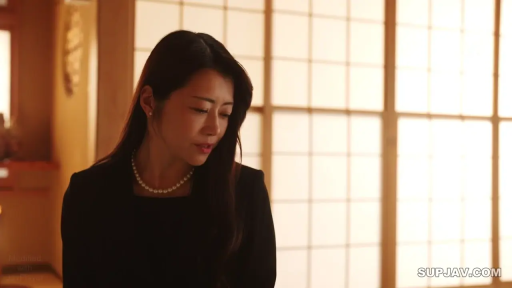 坐姿 · 沉思 · 忧郁 · 和室 · 半身特写 · 丧服