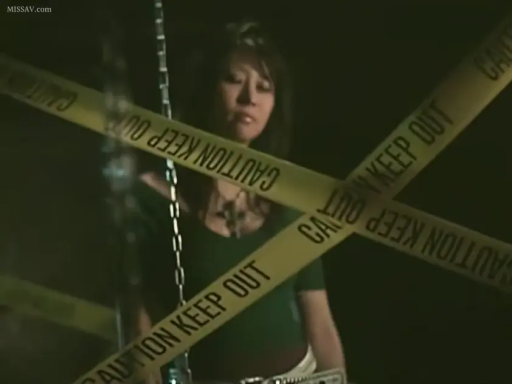 Indoor · Serious · Stand · Medium shot · Gaze · Green short-sleeved · 警戒带