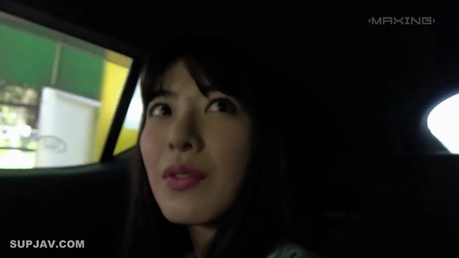 臀部 · 自然 · 客厅 · 多人 · 跨坐 · 调情 · 摄像机 · 紧身衣