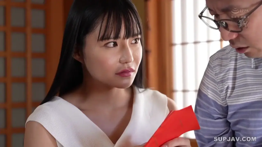 室内 · 坐姿 · 面部特写 · 认真 · 白色无袖上衣 · 剧情交流 · 红色信封 · 拆信