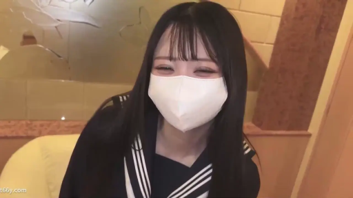 坐姿 · 脸部特写 · 面对镜头 · 制服 · 房间 · 水手服 · 口罩 · 眯眼笑