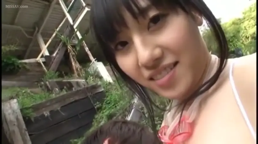 脸部 · 甜美 · 微笑 · 俯视 · 自拍视角 · 户外庭院 · 粉色挂脖内衣