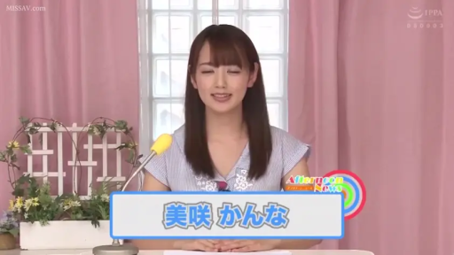 字幕 · 中景 · 微笑 · 条纹衬衫 · 端坐 · 麦克风 · 演播室 · 新闻播报