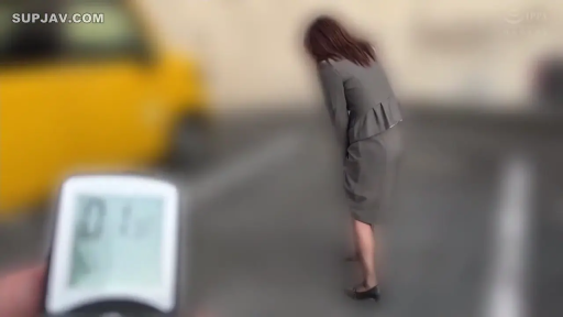 全身 · 站立 · 站姿 · 职业装 · 户外 · 模糊 · 停车场 · 遥控器