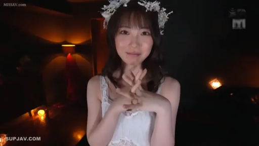 室内 · 站姿 · 半身特写 · 温柔 · 白色蕾丝裙 · 微笑面对镜头 · 花环