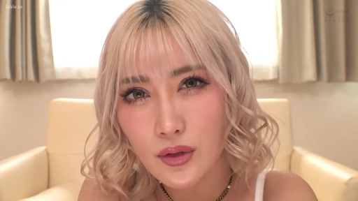 室内 · 俯身 · 脸部特写 · 诱惑 · 白色吊带 · 凝视镜头