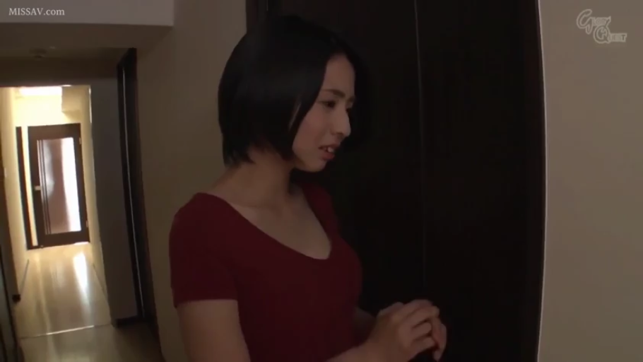 上半身 · 室内走廊 · 侧身站立 · 红色V领上衣