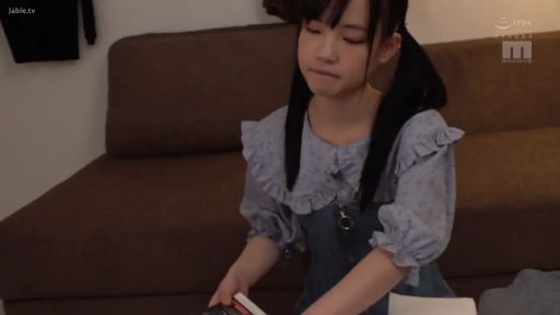 室内 · 坐姿 · 自然 · 半身 · 书本 · 整理物品 · 娇小 · 少女装