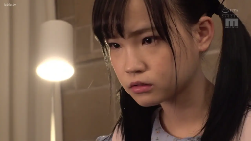 室内 · 憂鬱 · 顔のクローズアップ · 凝視 · 双马尾 · 背景灯 · 微侧身 · 浅蓝色碎花上衣