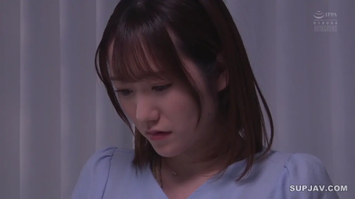 室内 · 单人 · 面部 · 忧郁 · 低头 · 站立 · 项链 · 蓝色上衣