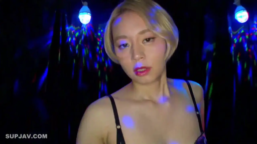 站立 · 迷離 · 短发 · 黑色内衣 · 胸部以上特寫 · 直視鏡頭 · 夜店 · 彩色射灯