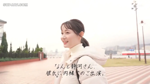 侧脸特写 · 白色羽绒服 · 侧身站立 · 侧头微笑 · 自然甜美 · 户外港口 · 清纯淑女