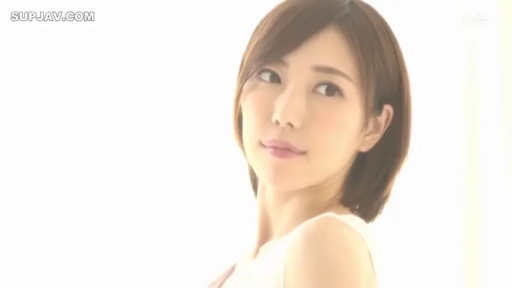 室内 · 面部特写 · 白色背心