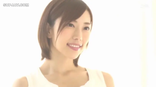 室内 · 站立 · 头部特写 · 无袖背心