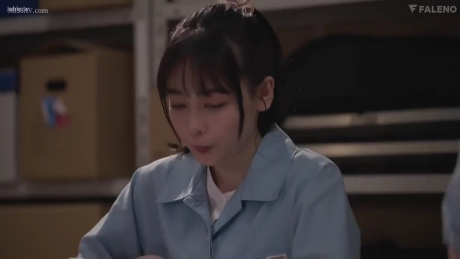 坐姿 · 专注 · 纸箱 · 上半身特写 · 仓库 · 俯视 · 马尾辫 · 浅蓝色工作服