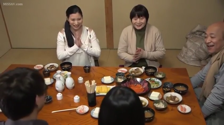 坐姿 · 和室 · 微笑 · 休闲服 · 聚餐