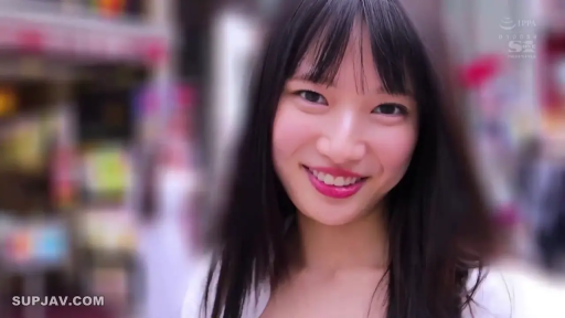 脸部 · 微笑 · 白色上衣 · 行走 · 室外 · 喜悦 · 背景虚化