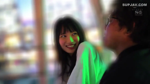 室内 · 侧面 · 坐姿 · 交谈 · 眼镜 · 微笑 · 休闲装 · 日常内容