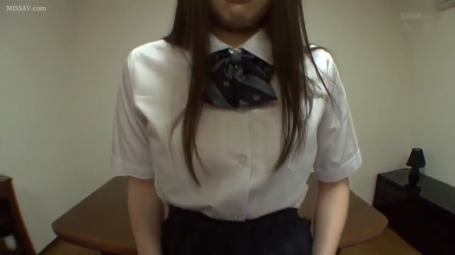 坐姿 · 微笑 · 项链 · 面部特写 · 房间 · 带字幕 · 挥手招呼 · 灰褐色针织背心