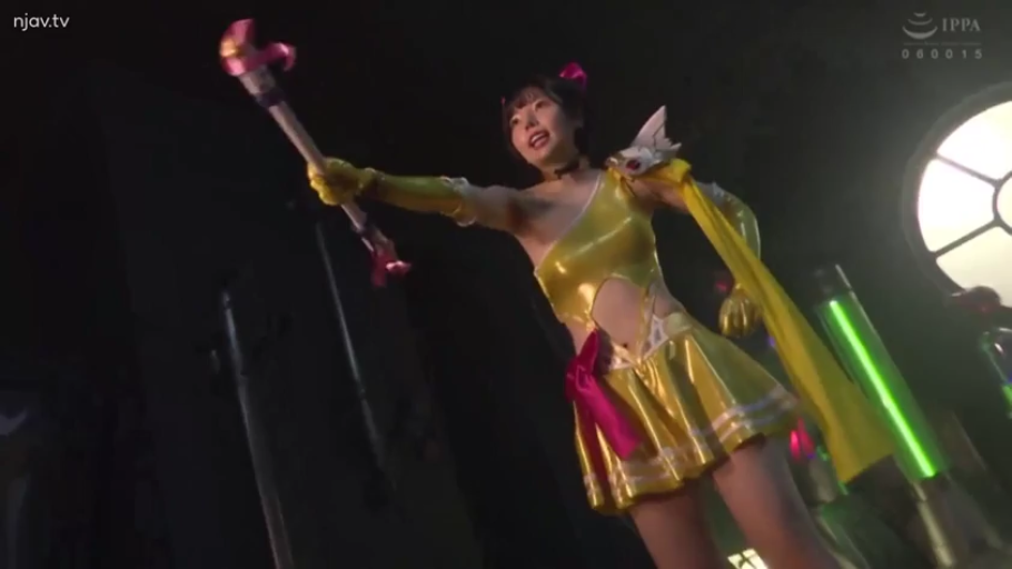 中景 · 摆拍 · 开心 · 舞台 · 低角度 · 站立姿势 · 法杖 · 黄色Cosplay服