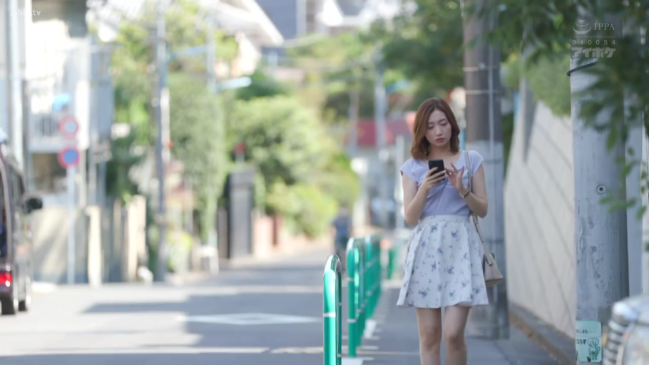 中景 · 平静 · 挎包 · 户外街道 · 淡紫色上衣 · 操作手机 · 步行 · 剧情片段