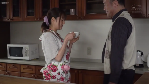 站立 · 中景 · 微笑 · 居家 · 交流 · 厨房 · 茶杯 · 圍裙