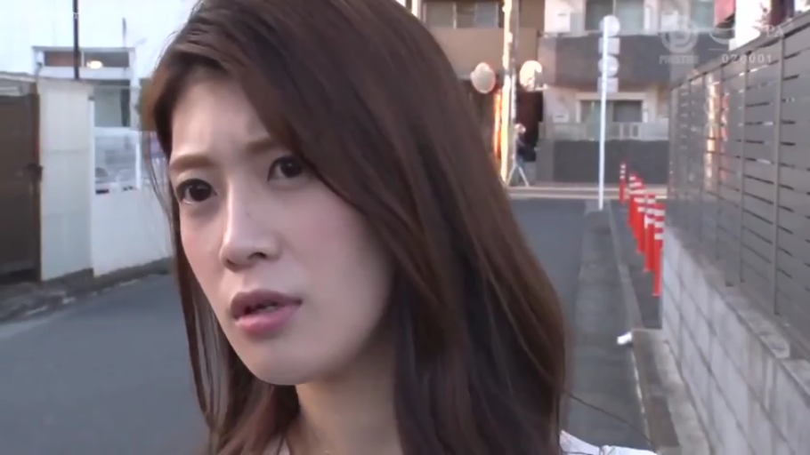 脸部特写 · 站立 · 白色上衣 · 凝视 · 街道 · 惊讶 · 户外拍摄