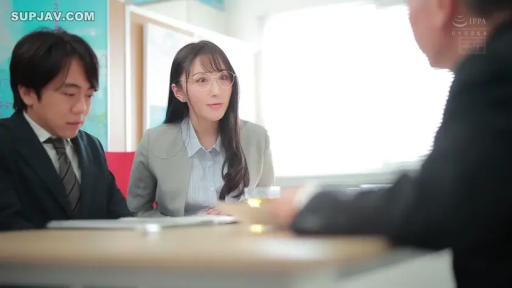 坐姿 · 眼镜 · 专注 · 办公室 · 半身 · 职业装 · 交流 · 职场