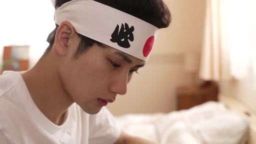 低头 · 脸部特写 · 卧室 · 白色短袖