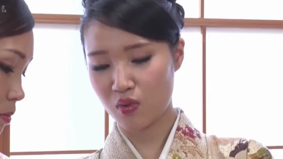 室内 · 脸部 · 专注 · 站立 · 熟女 · 和服 · 口技