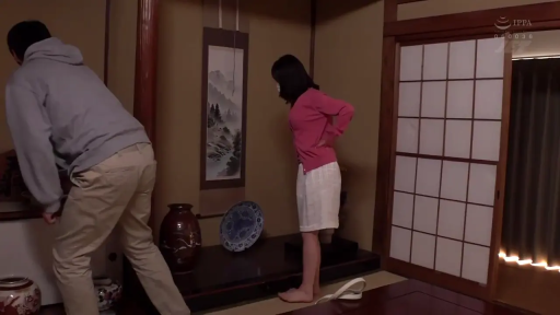 弯腰 · 和室 · 远景 · 卫衣