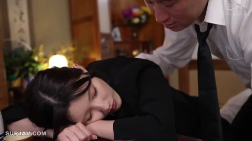 室内 · 闭眼 · 猥亵 · 职业装 · 剧情 · 特写 · 趴卧 · 领带