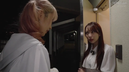 忧虑 · Eye contact · 连帽衫 · At the door · Stare · 夜晚 · 墙壁