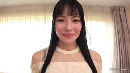 室内 · 微笑 · 面部特写 · 正坐 · 注视镜头 · 露肩针织衫 · 黑发