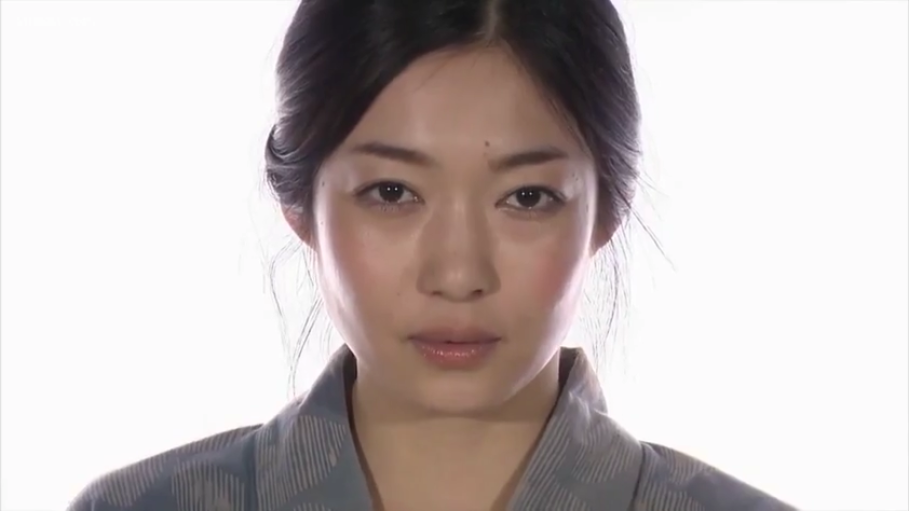 跪坐 · 脸部特写 · 和室 · 微笑 · 凝视 · 清纯 · 粉色碎花和服