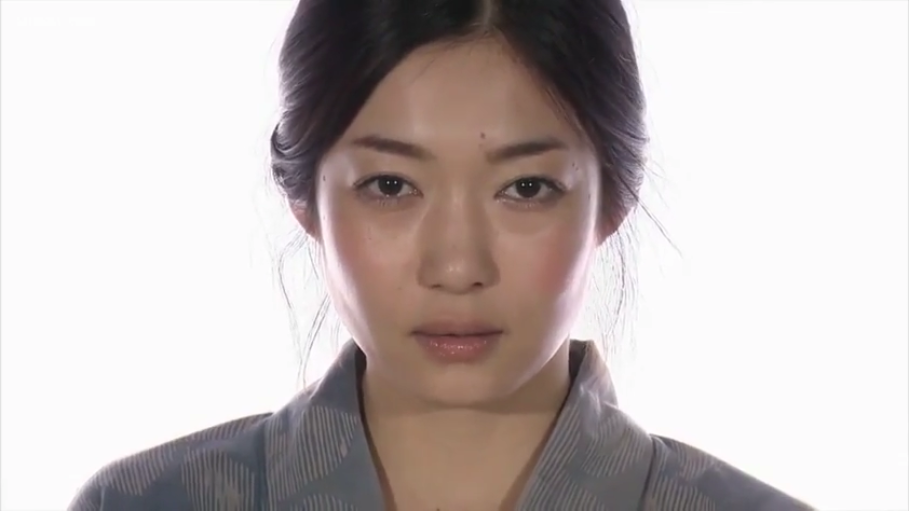 站立 · 手部 · 街道 · 户外 · 白色毛绒外套 · 婴儿车 · 推婴儿车