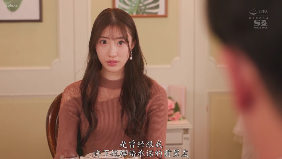 室内 · 坐姿 · 中景 · 交流 · 针织衫 · 椅子 · 长发 · 忧虑