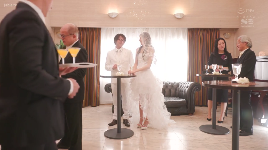 中景 · 酒杯 · 中文字幕 · 面对面站立 · 婚纱 · 幸福微笑 · 婚礼现场 · 敬酒谈话